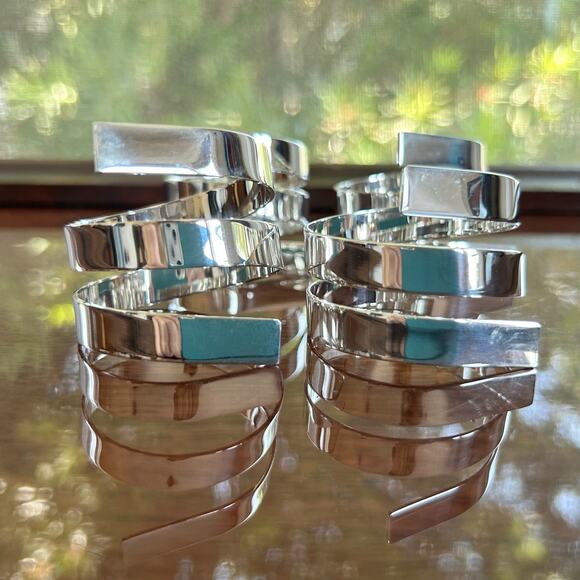 Set of 4 Modern Silver-Plated Spiral Napkin Rings – Minimalist Table Decor - Picture 7 of 15